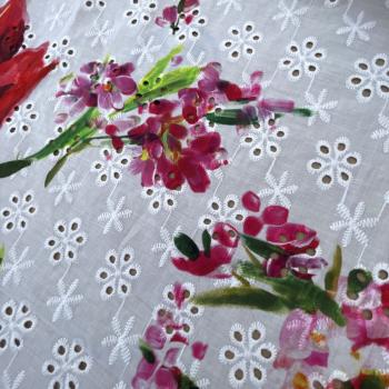 Designerstoff mit Blumen und Lochstickerei Frühlingsblumen