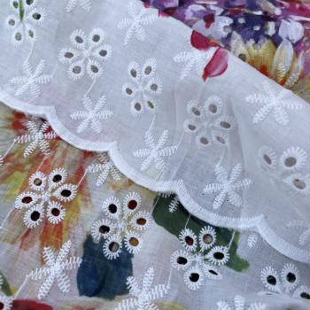 Designerstoff mit Blumen und Lochstickerei Frühlingsblumen