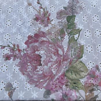 Designerstoff mit Blumen und Lochstickerei Pfingsrose