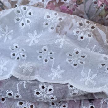 Designerstoff mit Blumen und Lochstickerei Pfingsrose