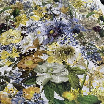 Designerstoff mit Blumen und Lochstickerei Frühlingsblumen