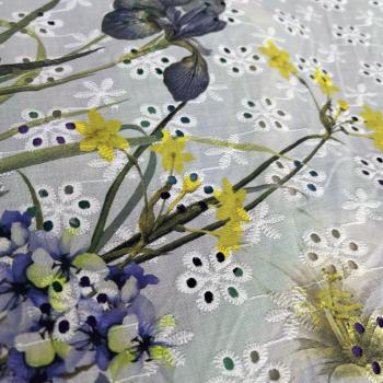 Designerstoff mit Blumen und Lochstickerei Frühlingsblumen