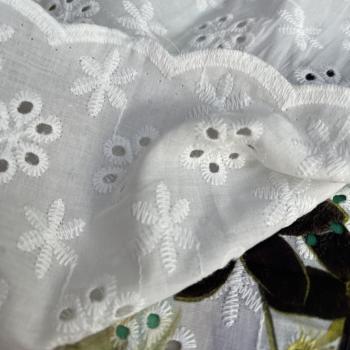 Designerstoff mit Blumen und Lochstickerei Frühlingsblumen