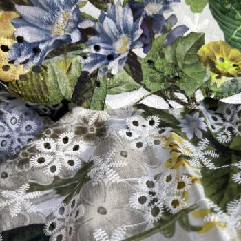 Designerstoff mit Blumen und Lochstickerei Frühlingsblumen