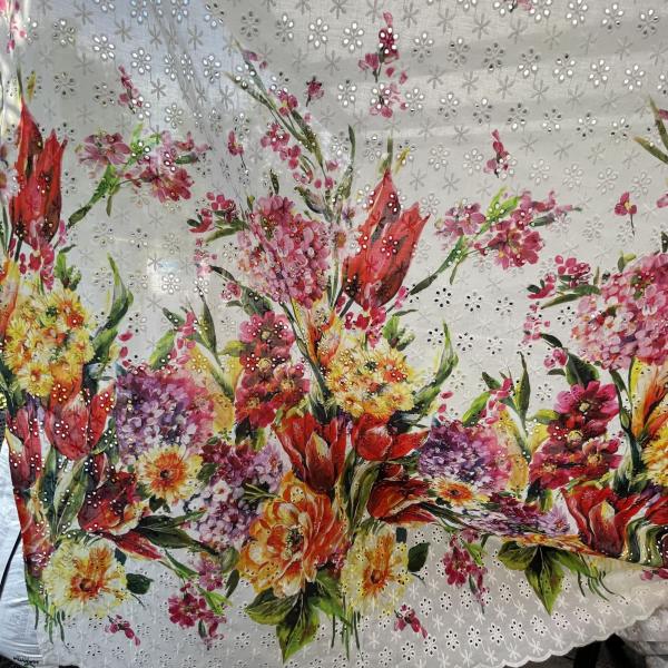Designerstoff mit Blumen und Lochstickerei Frühlingsblumen
