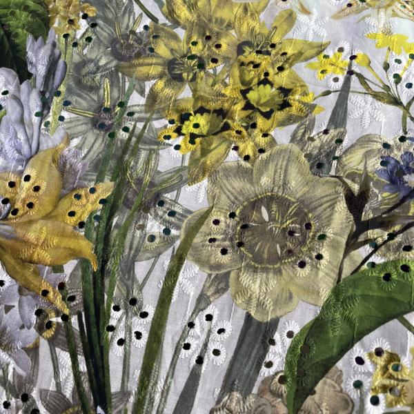 Designerstoff mit Blumen und Lochstickerei Frühlingsblumen