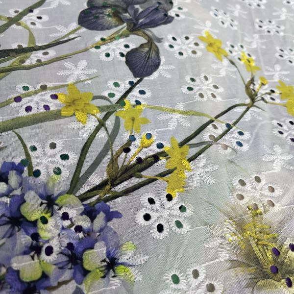 Designerstoff mit Blumen und Lochstickerei Frühlingsblumen