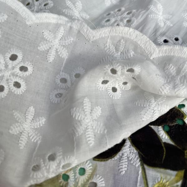 Designerstoff mit Blumen und Lochstickerei Frühlingsblumen