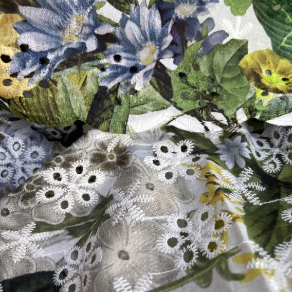 Designerstoff mit Blumen und Lochstickerei Frühlingsblumen