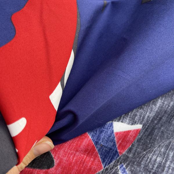 Baumwolle springendes Pferd blau weiß rot schwarz